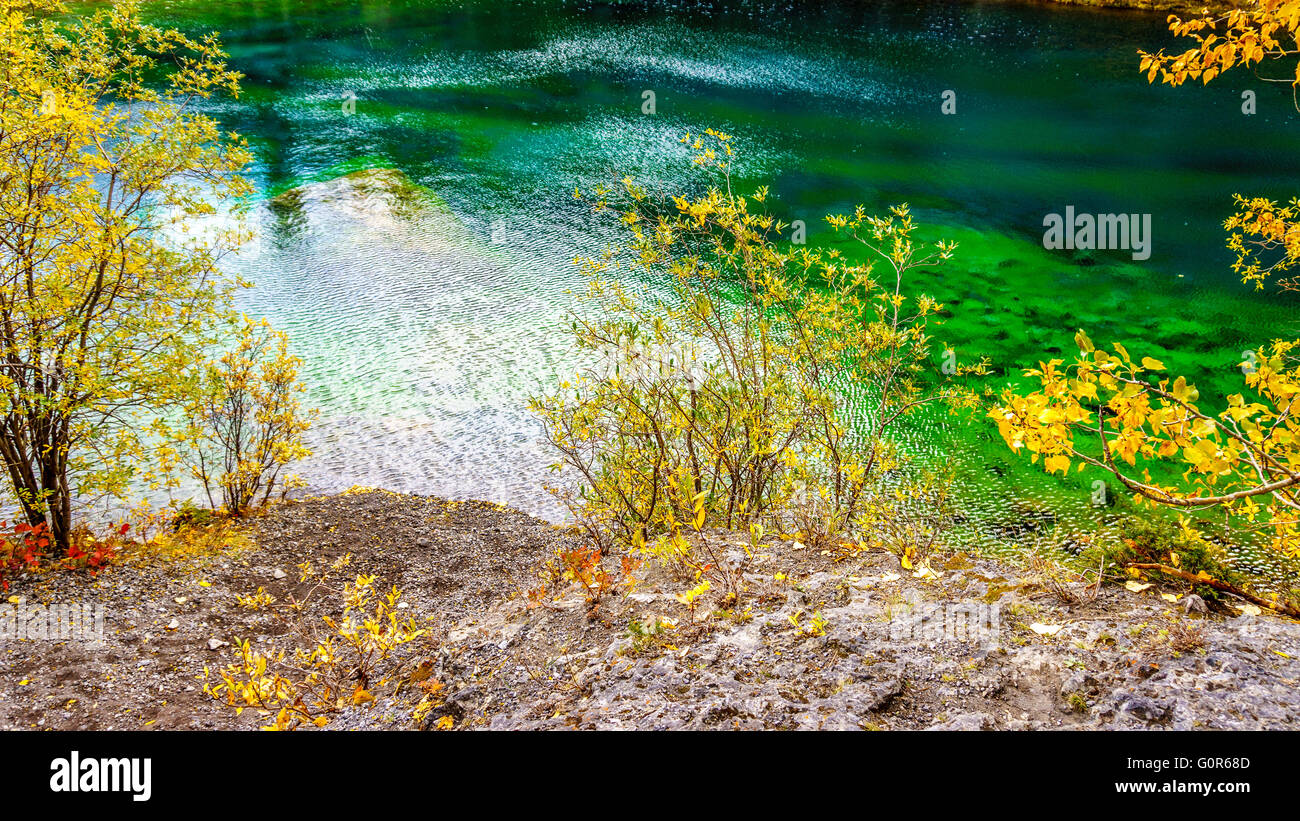 L'un des lacs Grassi près de la ville de Canmore dans les Rocheuses canadiennes montrant outre de la couleurs minérales. Banque D'Images