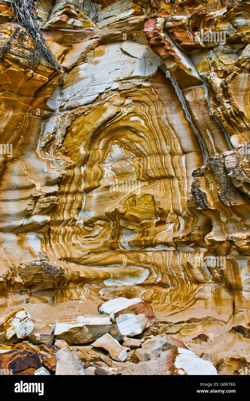 L'Australie, Nouvelle Galles du Sud, Côte Centrale, Bouddi National Park, merveilleusement paterned Hawksbury au grès Maitland Bay. Banque D'Images
