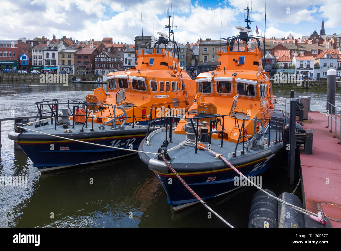 Deux canots de classe Tyne amarré à la station RNLI dans Whitby Harbour Banque D'Images