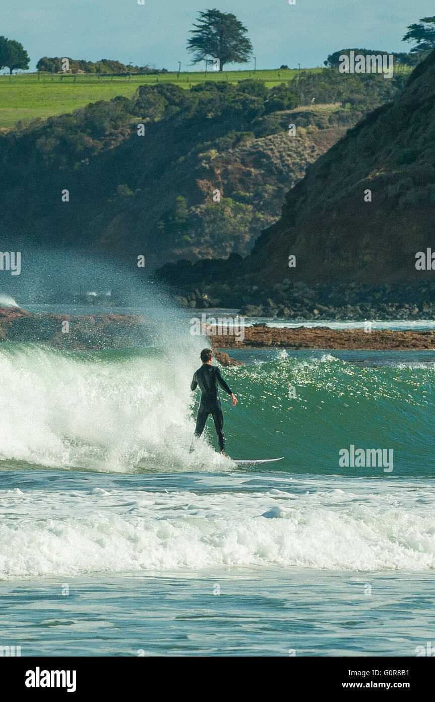 Surfer à Smiths Beach, Phillip Island, Victoria, Australie Banque D'Images