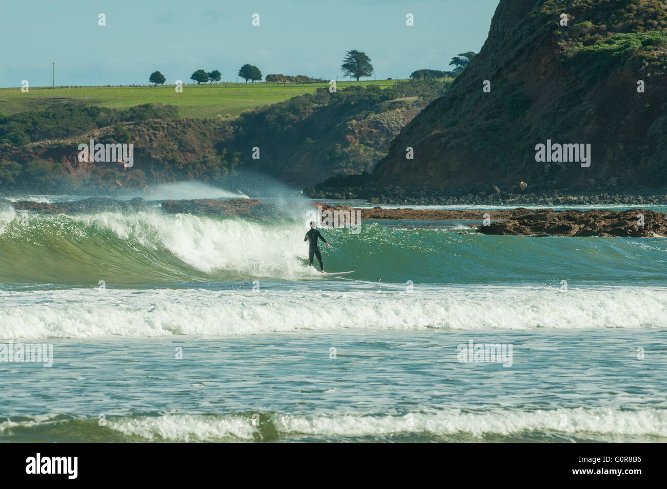 Surfer à Smiths Beach, Phillip Island, Victoria, Australie Banque D'Images
