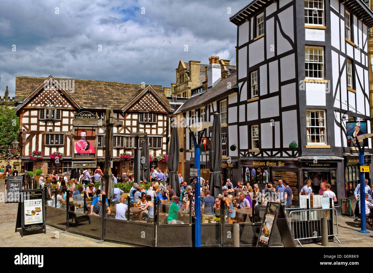 L'ancienne auberge de Wellington et Sinclairs Oyster Bar, populairement connu comme "la pagaille" dans Exchange Square Manchester, Angleterre Banque D'Images