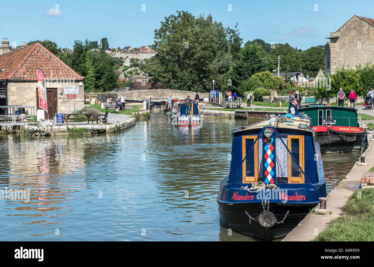 Bradford on Avon Wharf sur le Kennet and Avon Canal dans le Wiltshire, Angleterre lors d'une journée ensoleillée en septembre avec la narrowboats Banque D'Images