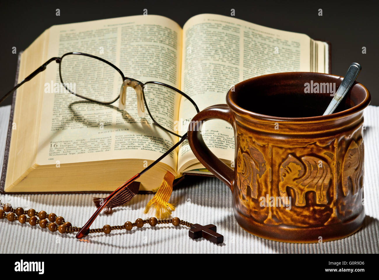 Nature morte à la tasse de thé et bible ouverte Banque D'Images