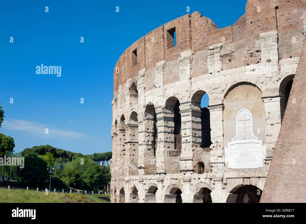 Colisée monument à Rome, arch partie en été, ciel bleu Banque D'Images