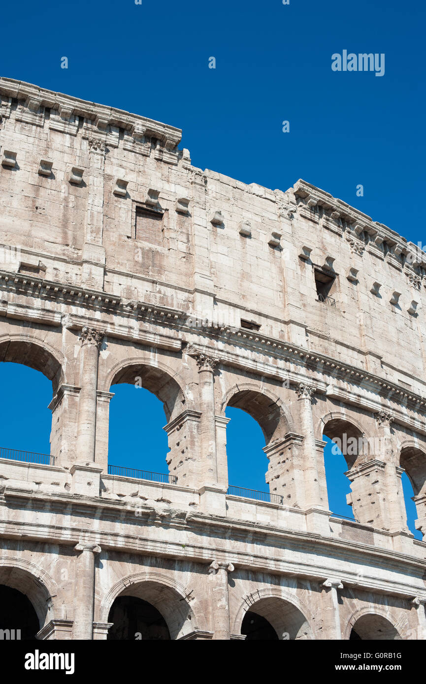 Colisée monument à Rome, arch partie en été, ciel bleu Banque D'Images
