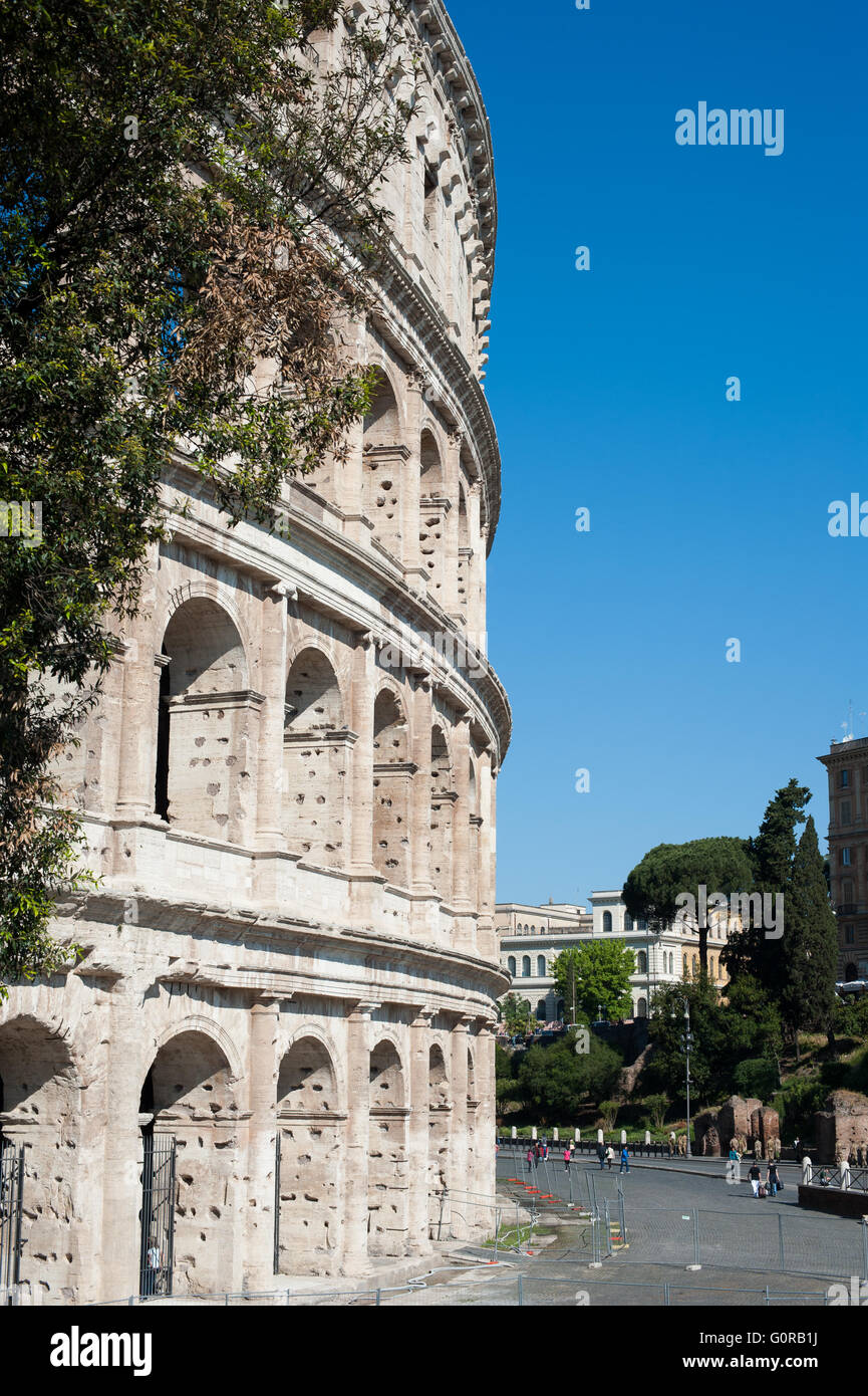 Colisée monument à Rome, arch partie en été, ciel bleu Banque D'Images