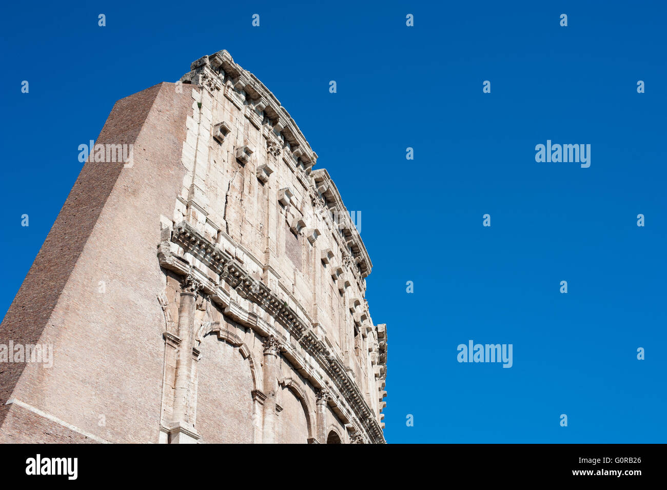 Colisée monument à Rome, arch partie en été, ciel bleu Banque D'Images