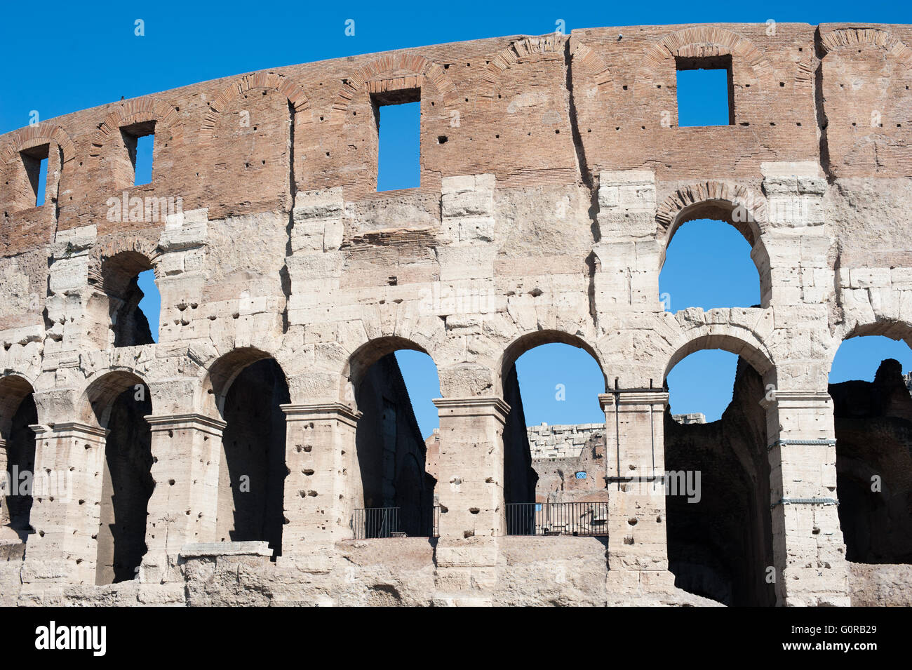 Colisée monument à Rome, arch partie en été, ciel bleu Banque D'Images