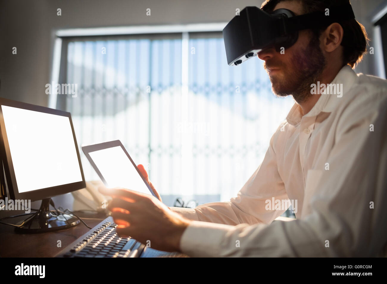 Businessman wearing glasses virtuel Banque D'Images