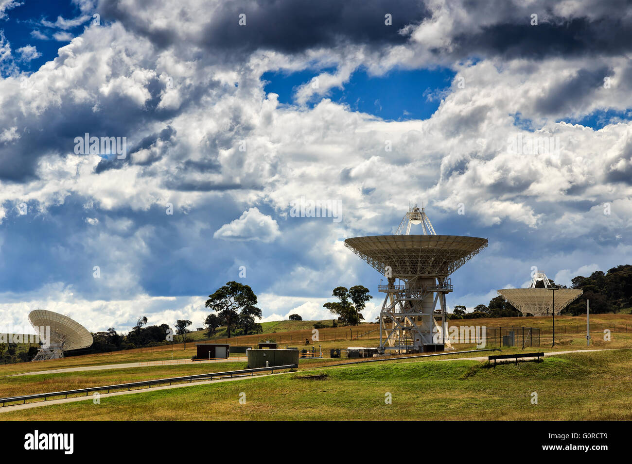 Un éventail de plats de l'antenne de radio par satellite le signal de la recherche et de communiquer avec des satellites à partir de la colline verte canberra côté Banque D'Images
