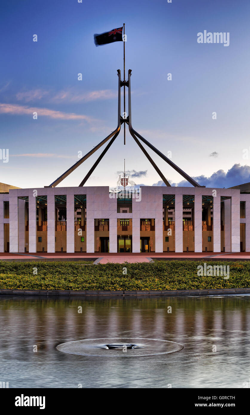 Façade du nouveau Parlement chambre sur la colline à Canberra se reflétant dans l'eau de la fontaine. Ce bâtiment public a libre accès Banque D'Images