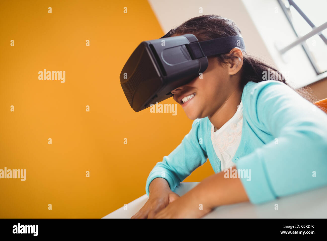 Fille à l'aide d'un appareil de réalité virtuelle Banque D'Images