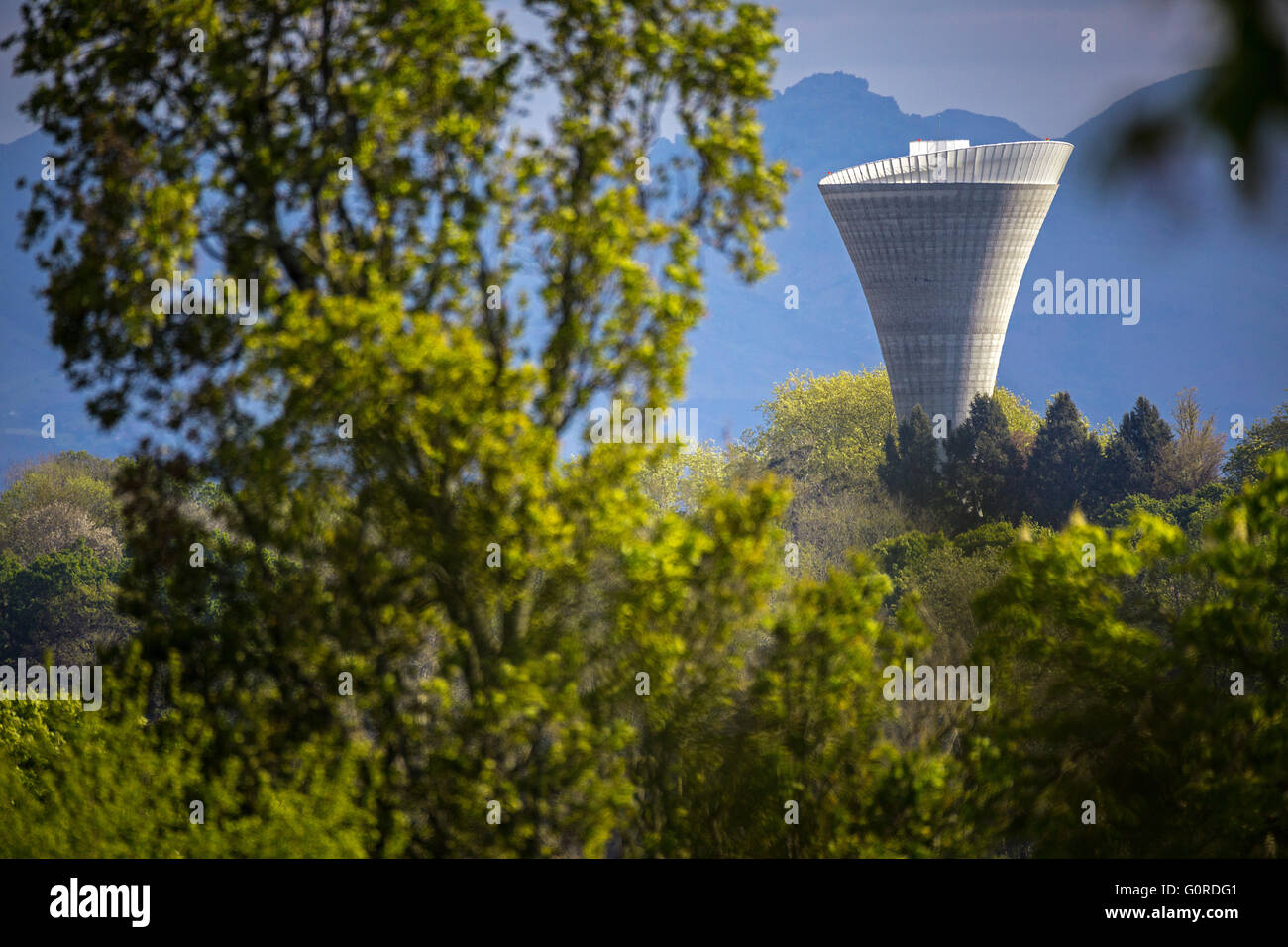 L'Prissé château d'eau, à Bayonne (France). Bâtiment industriel moderne. Monument à la campagne. Banque D'Images