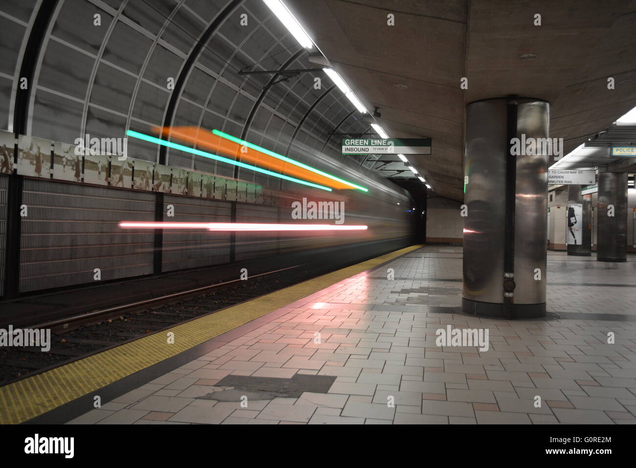 Une longue exposition d'un véhicule de transport en commun sur la VRT système MBTA à Boston, Massachusetts Banque D'Images