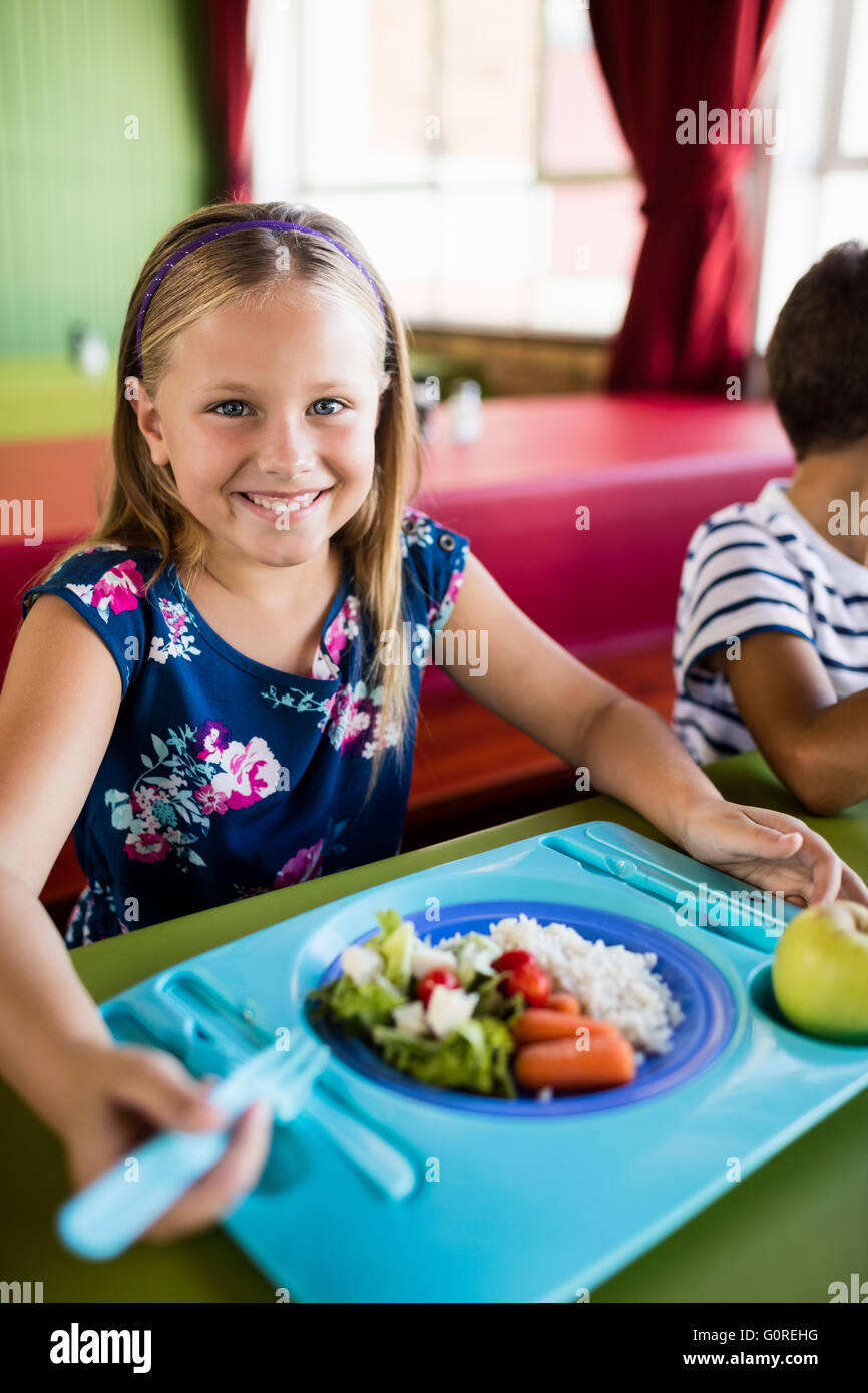 Enfant mangeant à la cantine Banque D'Images