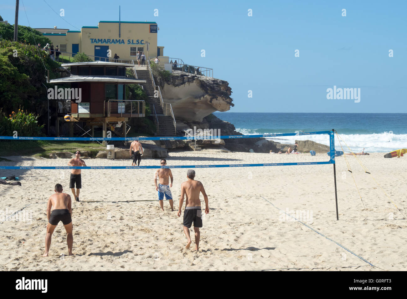 Les gens jouer au volley sur la plage de Tamarama, Sydney. Banque D'Images