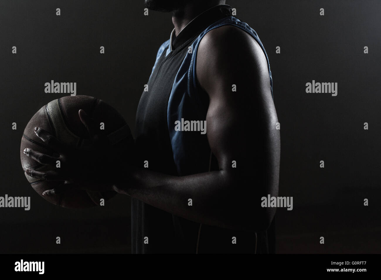 Zoom sur un côté d'un joueur de basket-ball Basket-ball un holding Banque D'Images