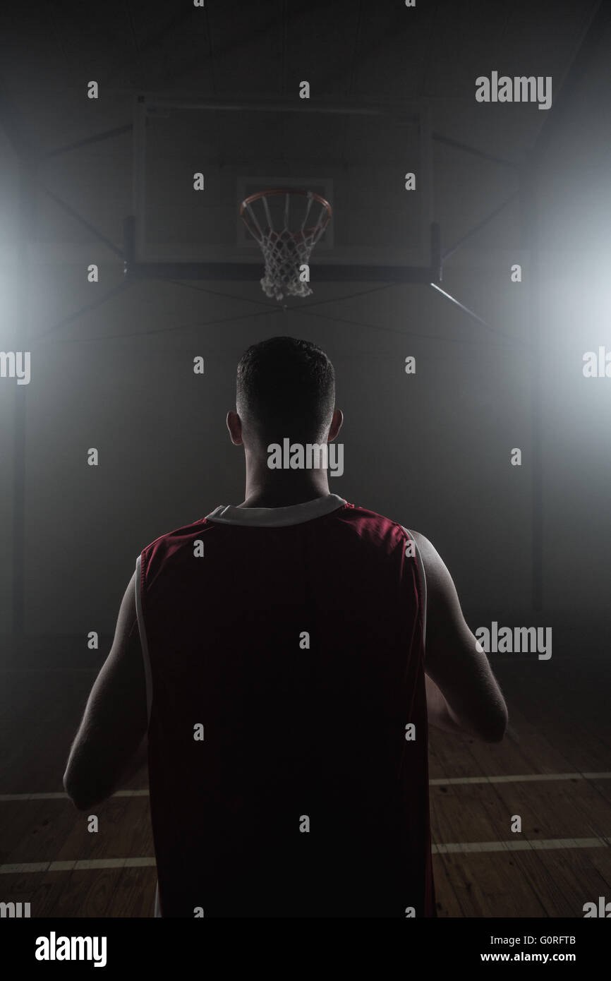 Portrait de joueur de basket-ball/l'arrière à l'avant d'un panier Banque D'Images