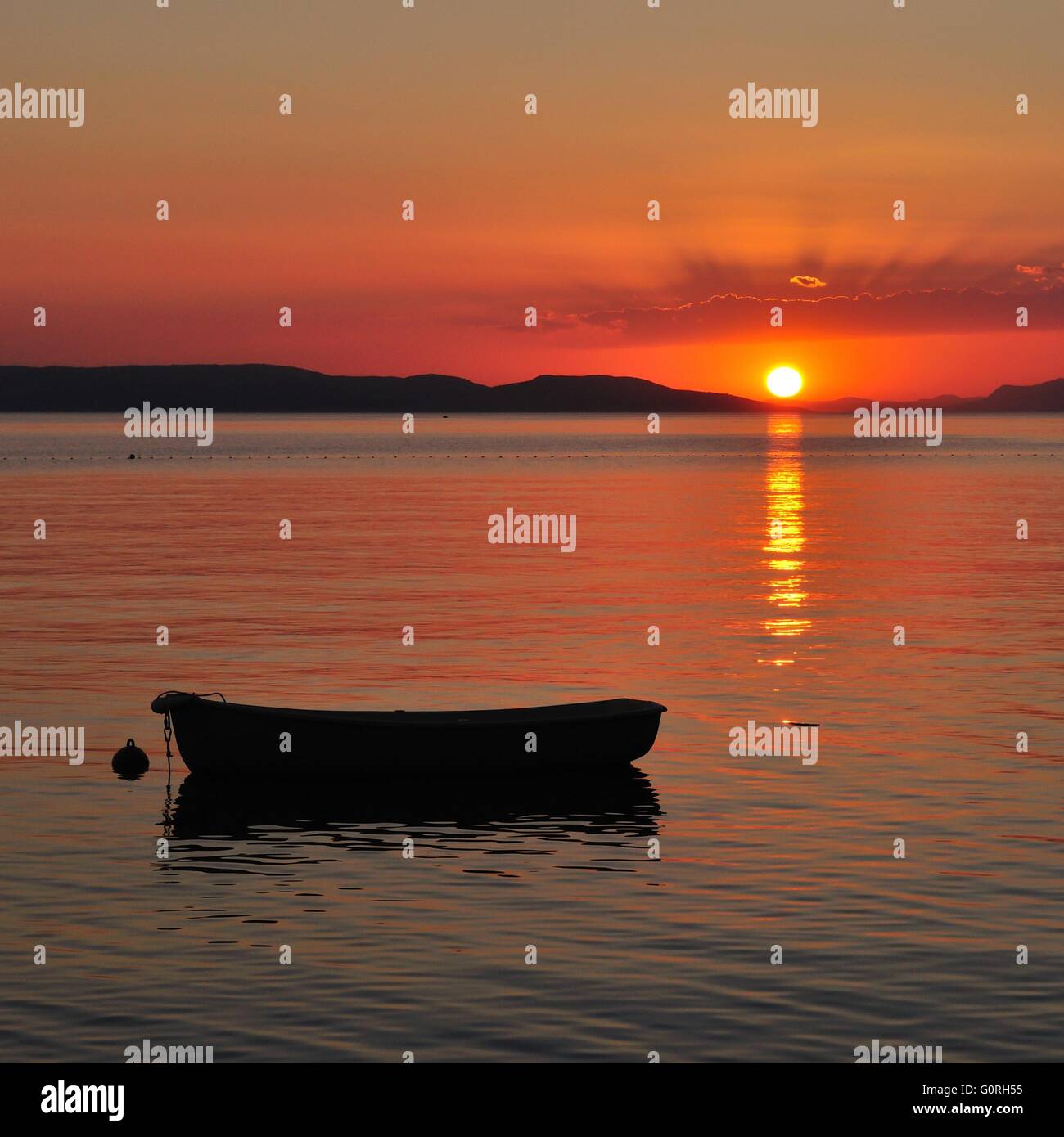 Voile sur la mer Adriatique à incroyable coucher du soleil. Sukosan, Croatie Banque D'Images