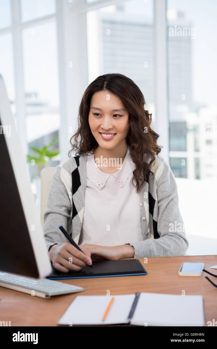 Travailler sur un bureau Banque de photographies et d’images à haute ...