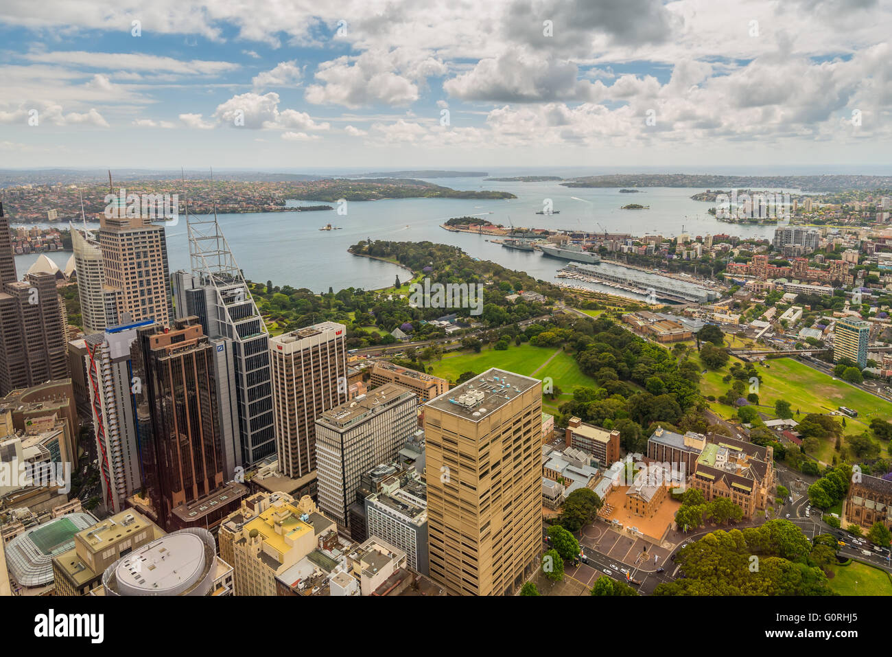 Vue aérienne de Sydney CBD, Royal Botanic Garden et du port de Sydney Tower Eye par temps nuageux Banque D'Images