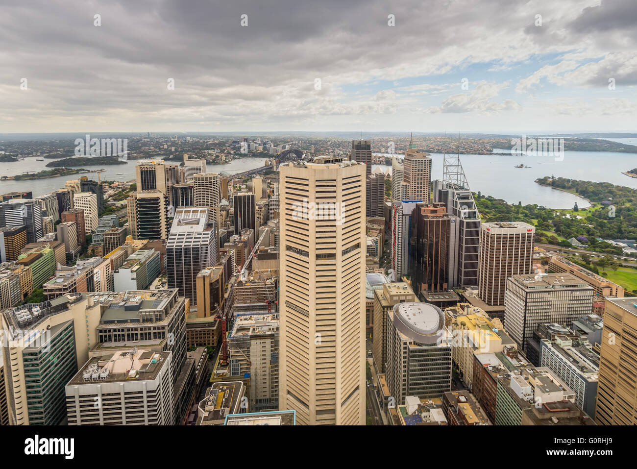 Vue aérienne de Sydney CBD et du port de Sydney Tower Eye par temps nuageux, Sydney Banque D'Images