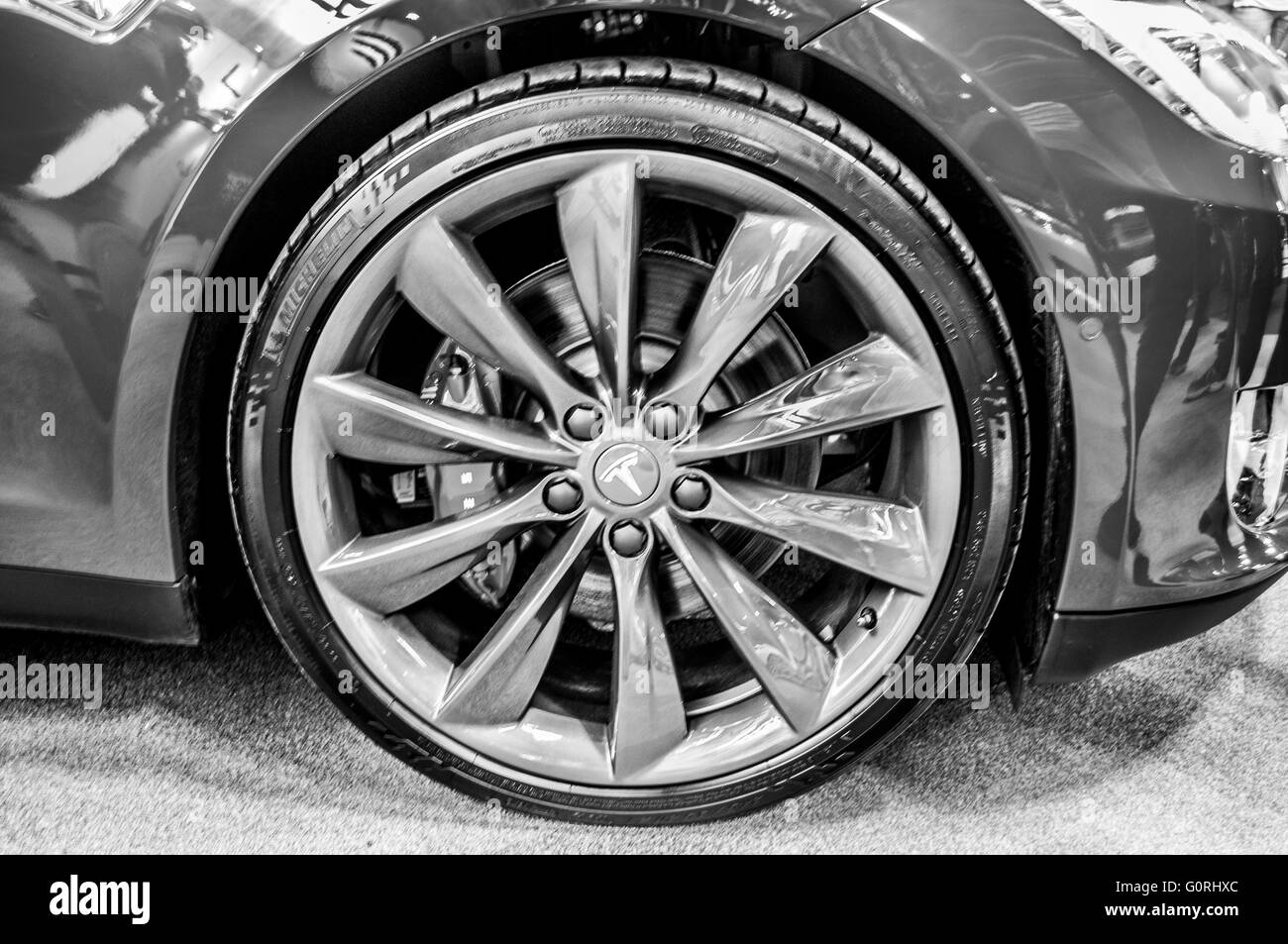 Close up monochrome photo d'une voiture électrique Tesla Banque D'Images
