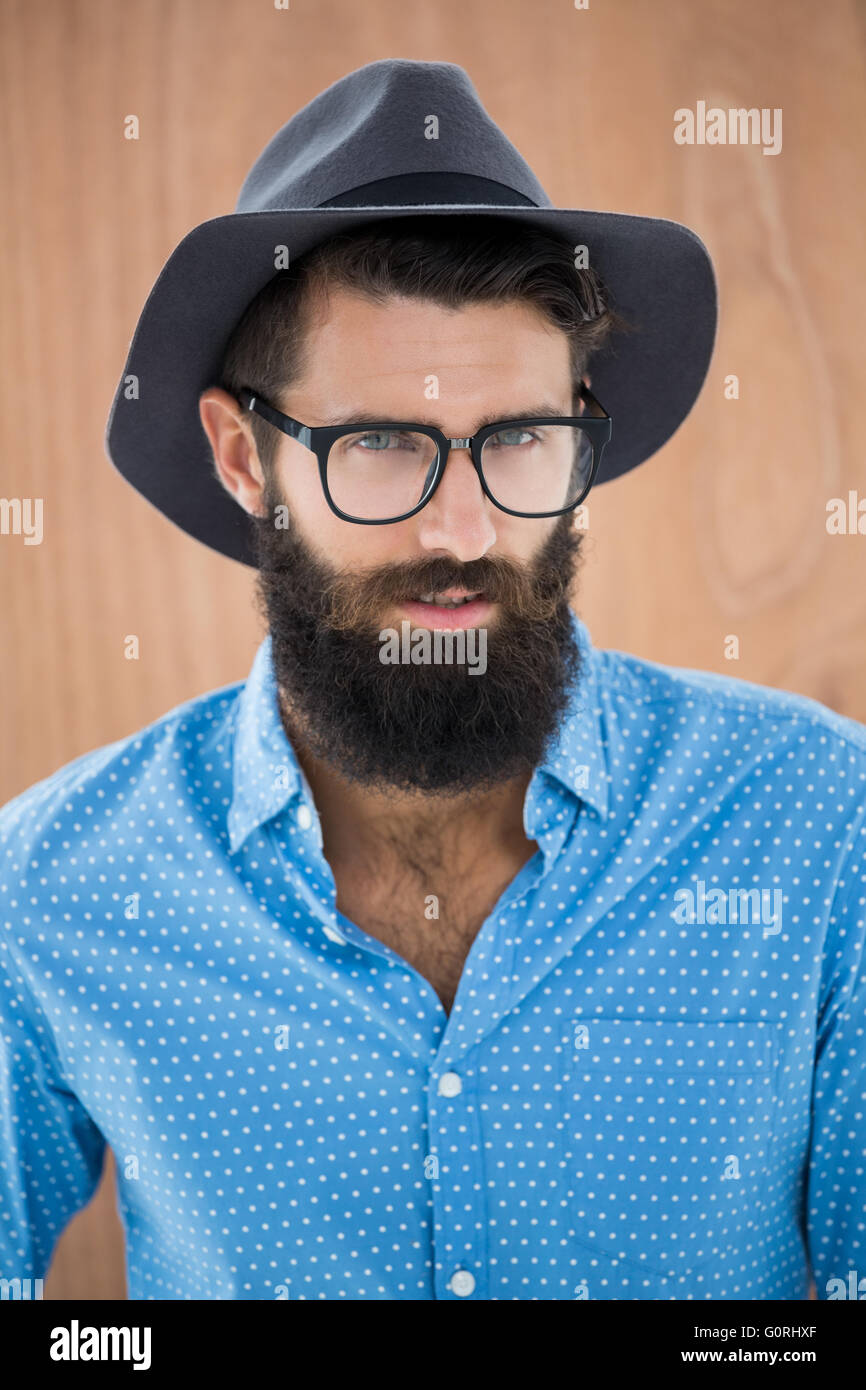 Hipster portant des lunettes et un chapeau Banque D'Images
