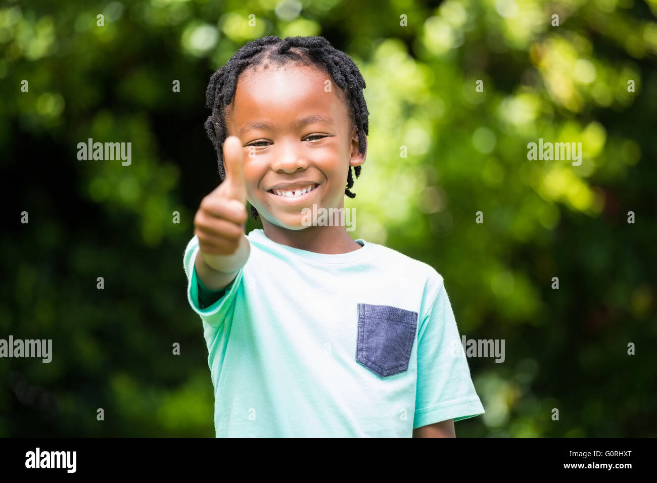 Smiling boy with Thumbs up Banque D'Images