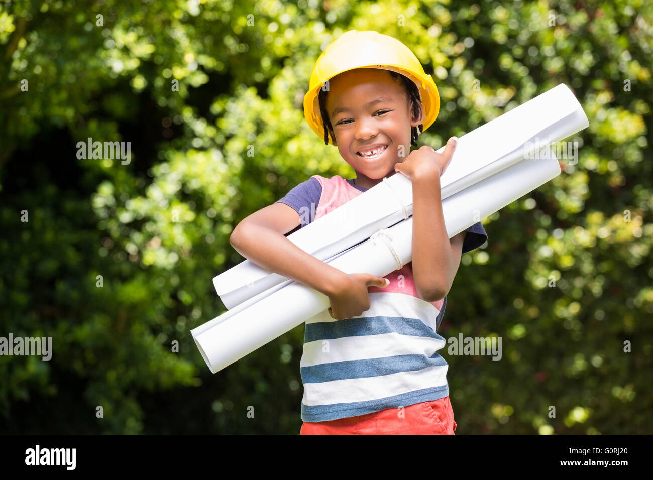 Smiling boy habillé comme un architecte Banque D'Images