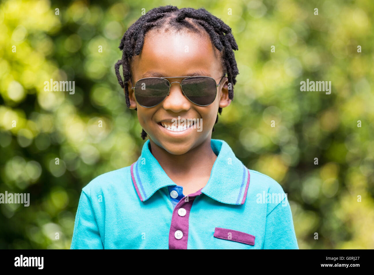 Smiling boy wearing sunglasses Banque D'Images