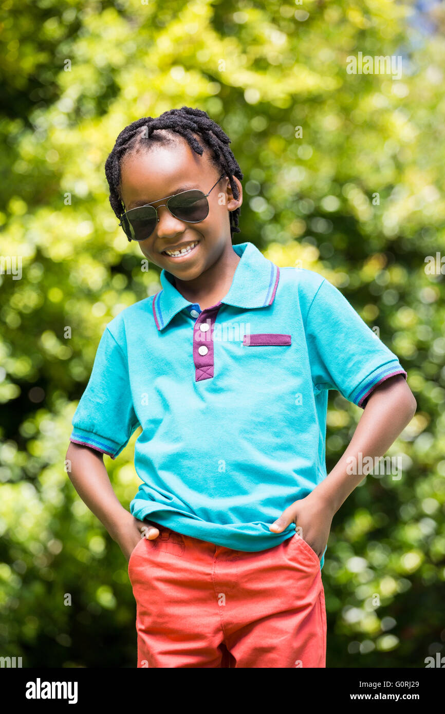 Smiling boy wearing sunglasses Banque D'Images