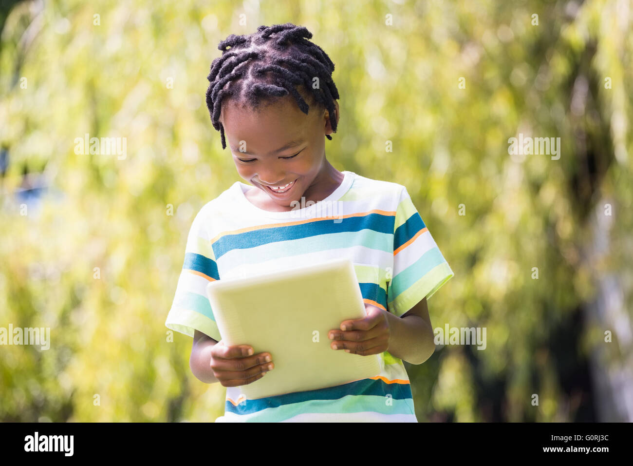Un enfant jouant avec un ordinateur tablette Banque D'Images