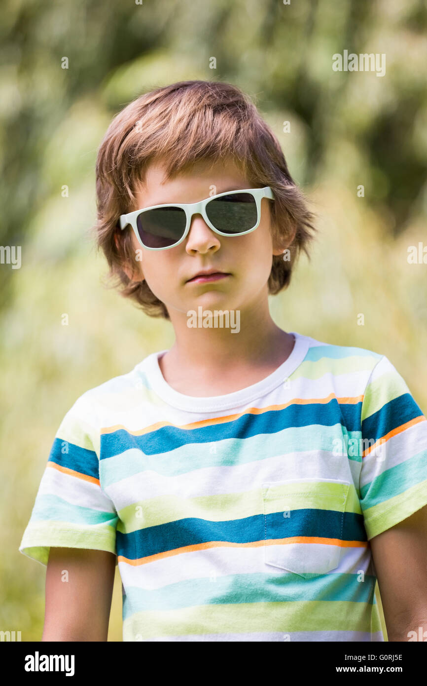Un petit garçon porte des lunettes de soleil Banque D'Images