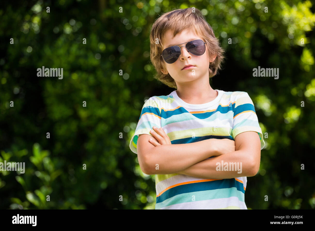 Un petit garçon porte des lunettes de soleil Banque D'Images
