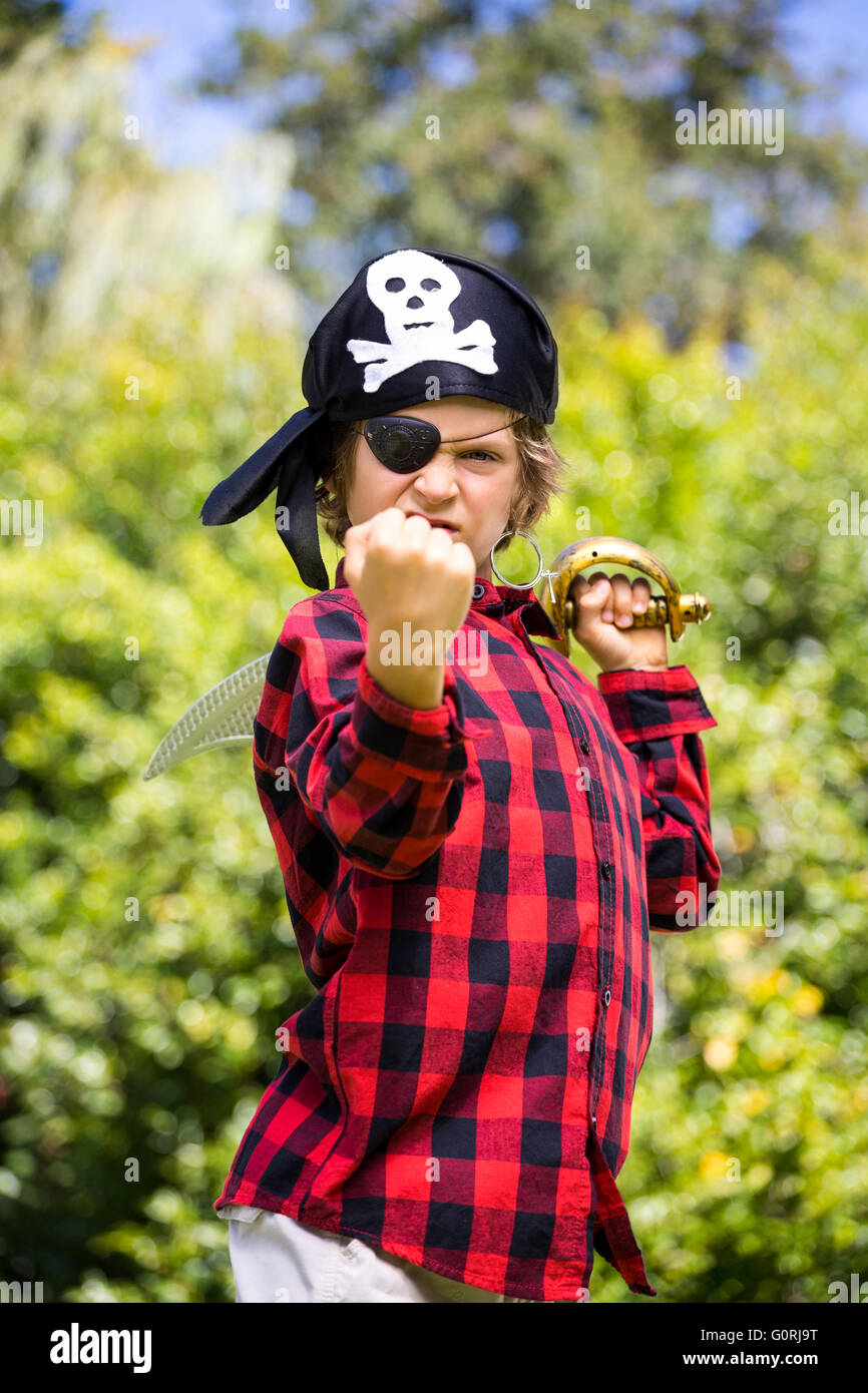 Un enfant avec un costume de pirate est montrant sa force Banque D'Images