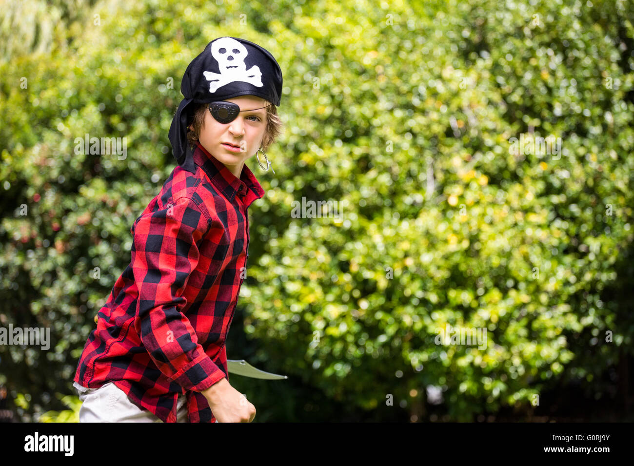 Un enfant avec un costume de pirate est en attente de la lutte Banque D'Images