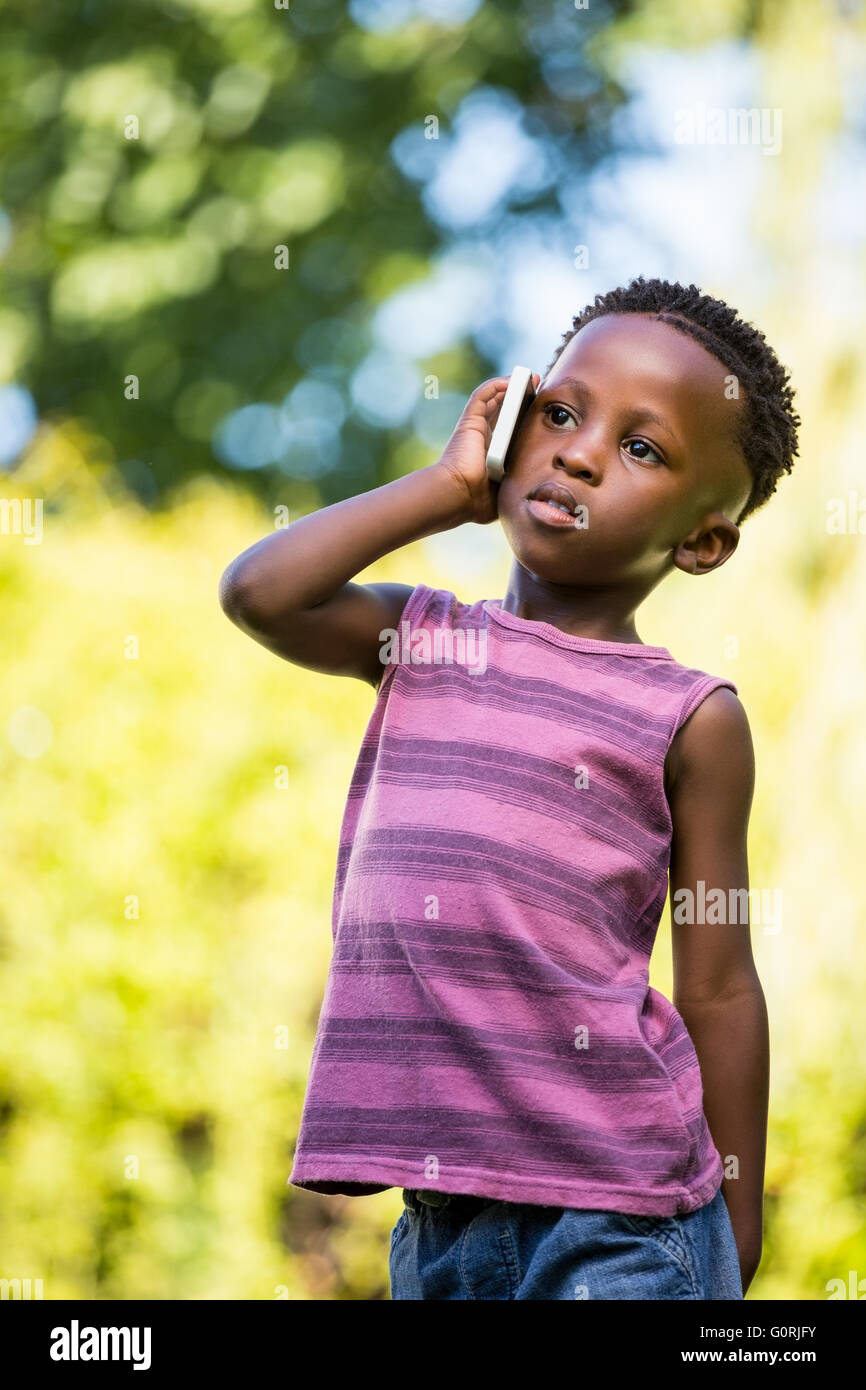 Un enfant a des appel Banque D'Images