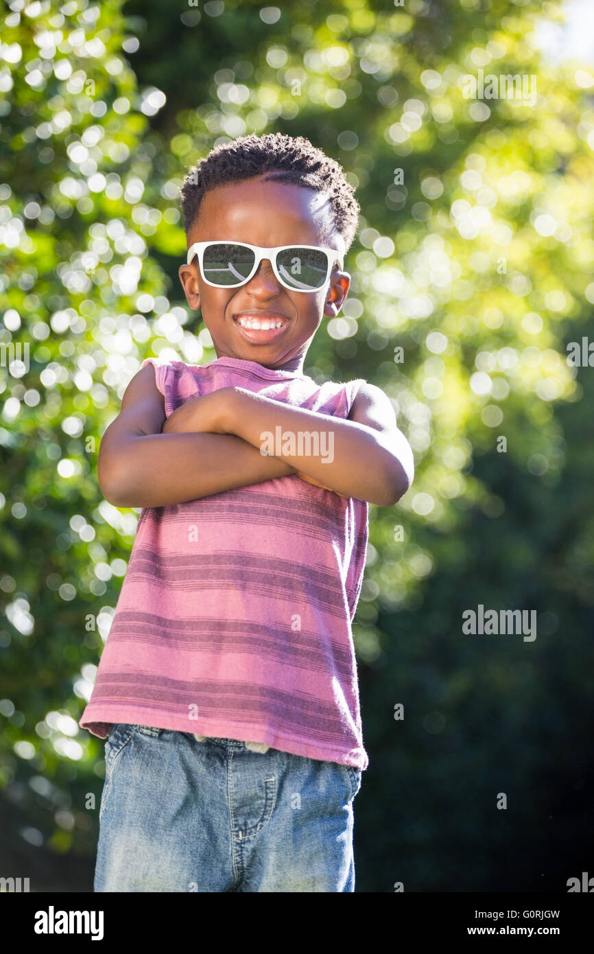 Boy wearing sunglasses Banque D'Images