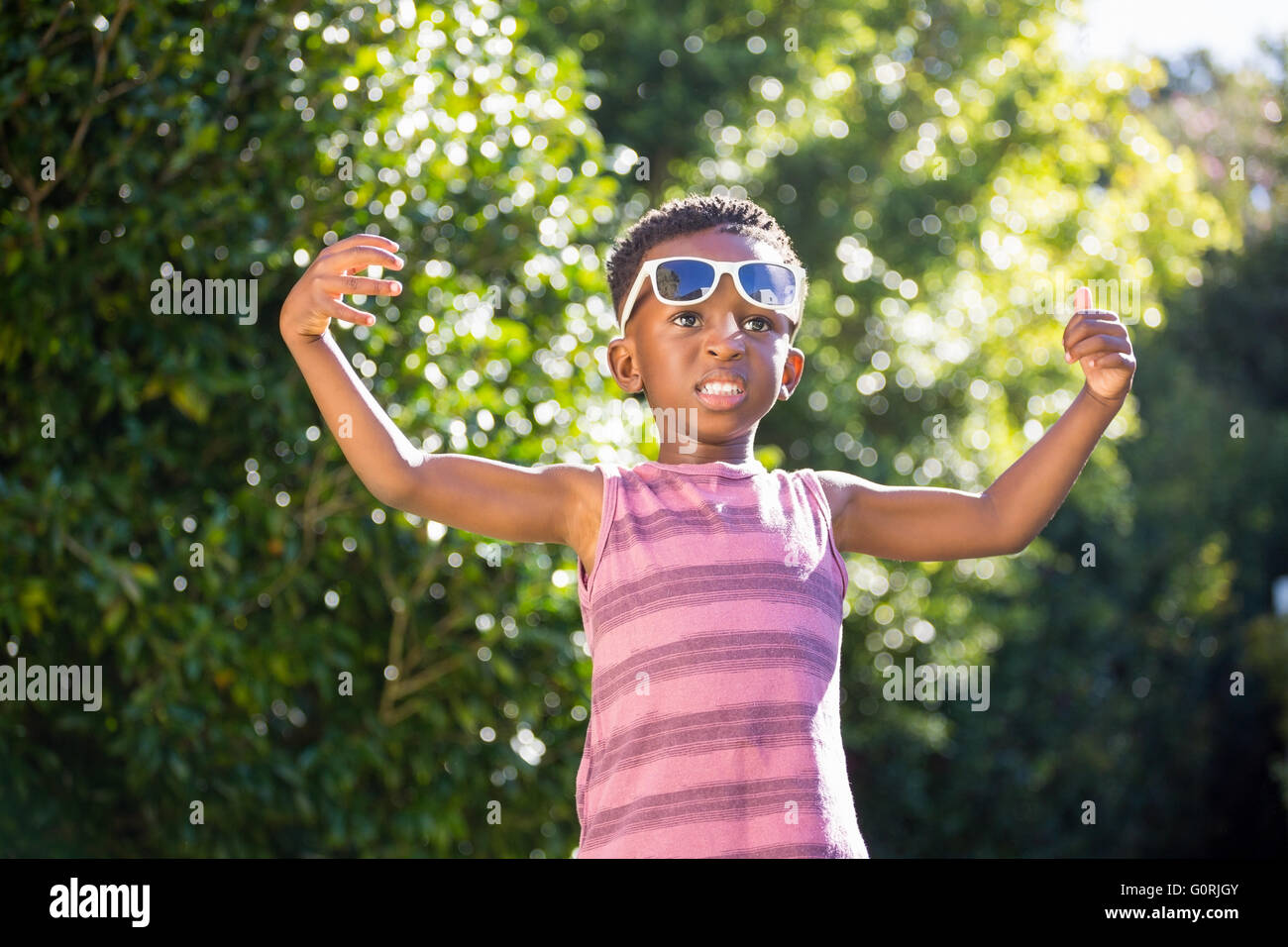 Boy wearing sunglasses Banque D'Images