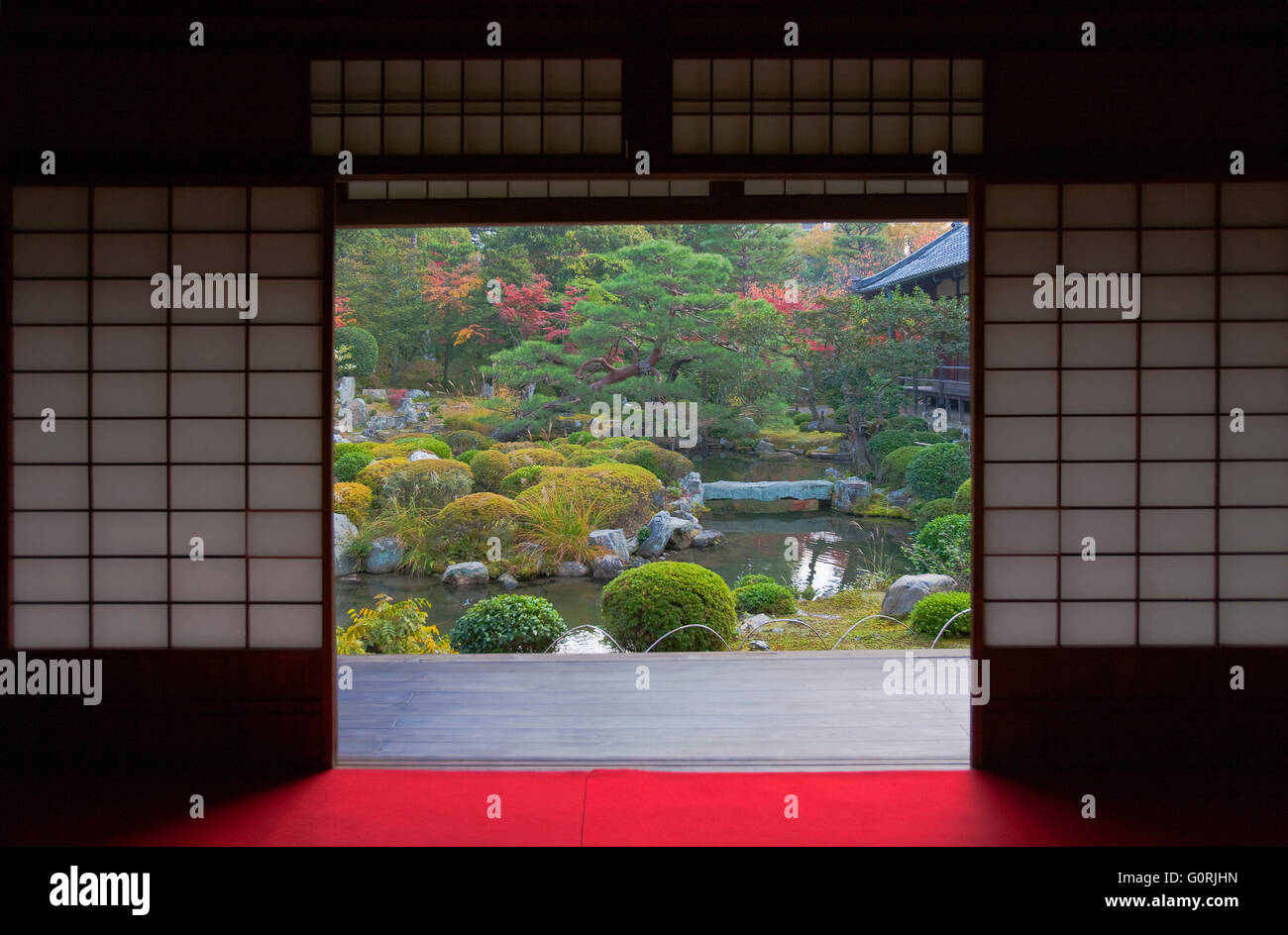 L'intérieur est passé du papier washi-portes coulissantes shoji à l'étang de lotus du jardin à l'ouest de Toji, un temple bouddhiste dans la partie nord de Kyoto, au Japon. Banque D'Images