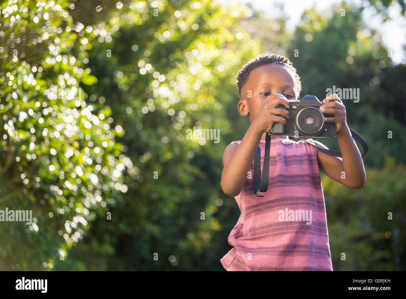 Utilisation de l'appareil photo de l'enfant Banque D'Images