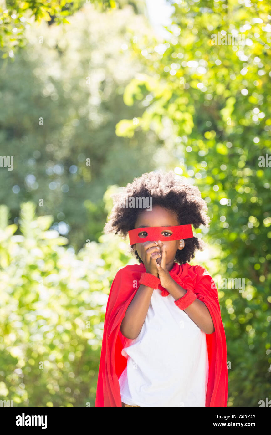 Garçon vêtu comme un super héros dans un parc Banque D'Images