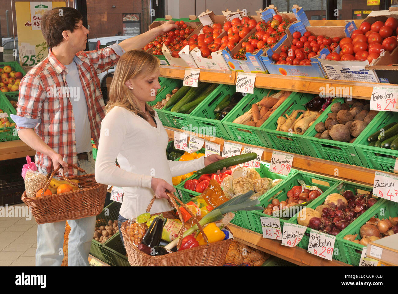 Clients au rack de fruits biologiques, épicerie, magasin d'aliments végétariens, boutique, client, self-service, Berlin, Allemagne Banque D'Images
