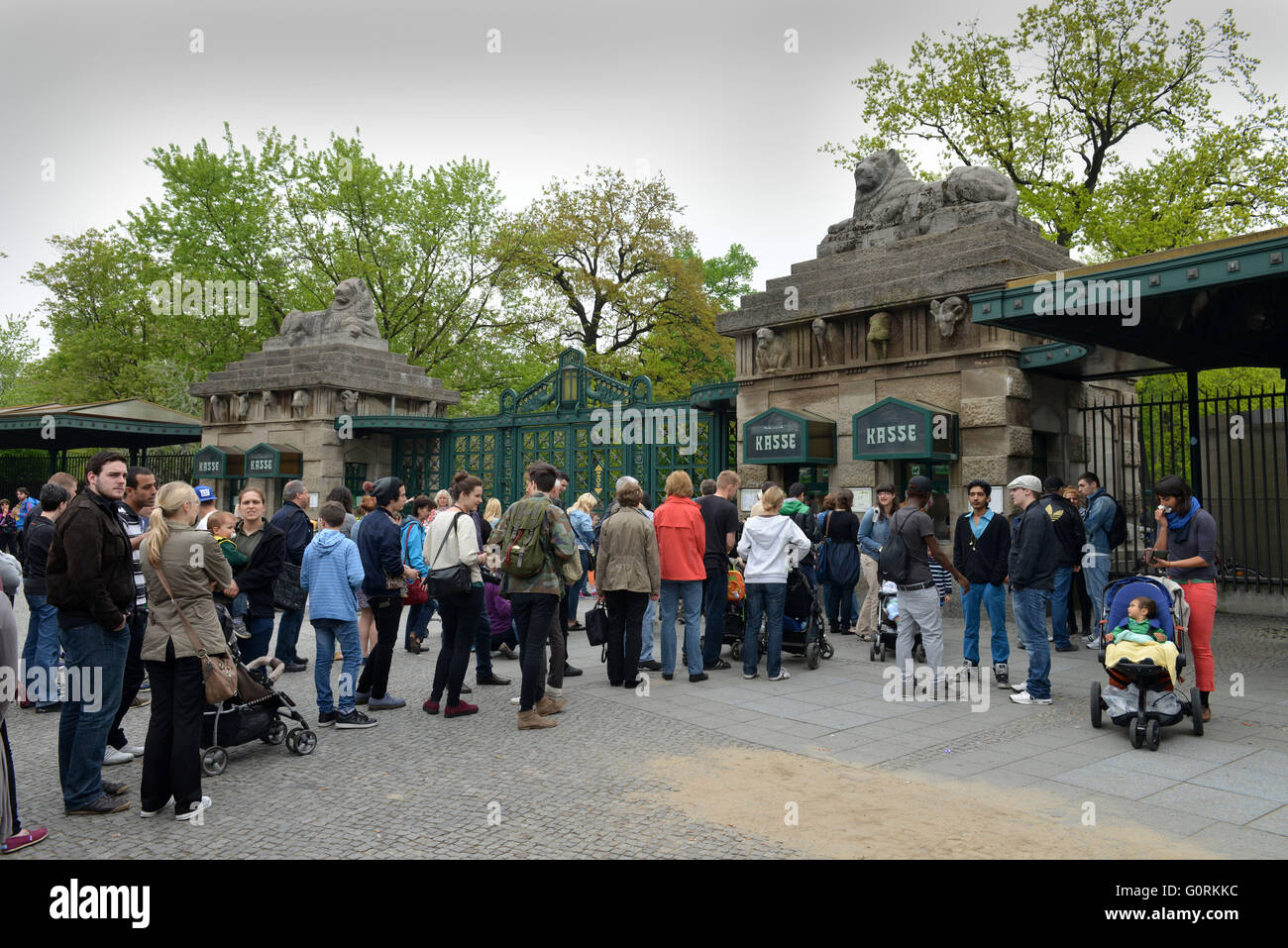 Besucherschlange am Eingang, Loewentor, Zoo, Tiergarten, Berlin, Deutschland / Löwentor Banque D'Images