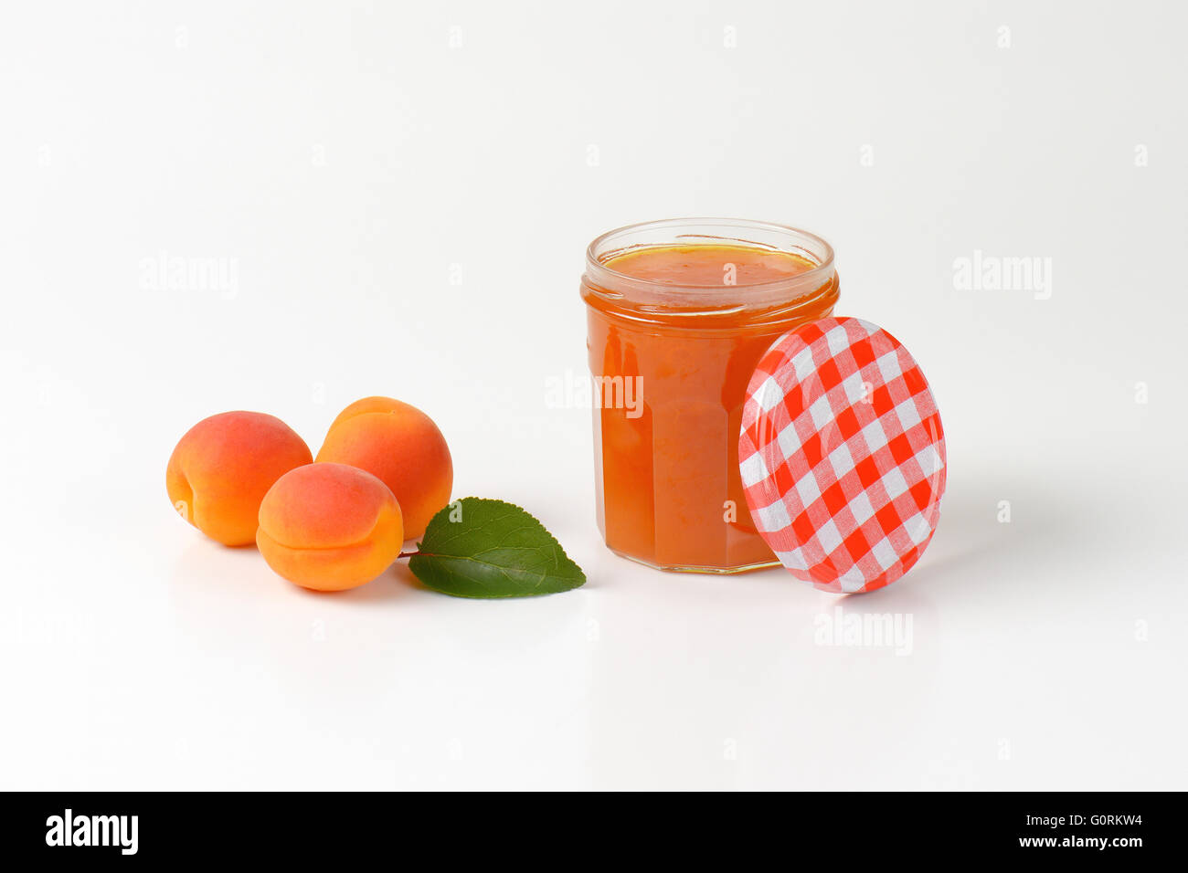 Pot de confiture d'abricots et d'abricots frais Banque D'Images