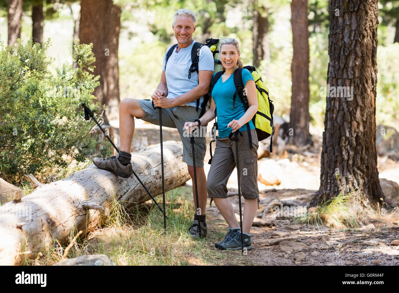 Couple smiling and posing lors d'une randonnée pédestre Banque D'Images