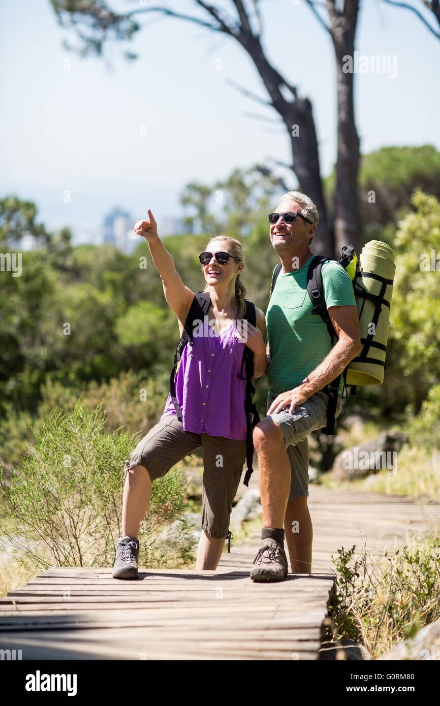 Couple pointing et souriant pendant une randonnée Banque D'Images