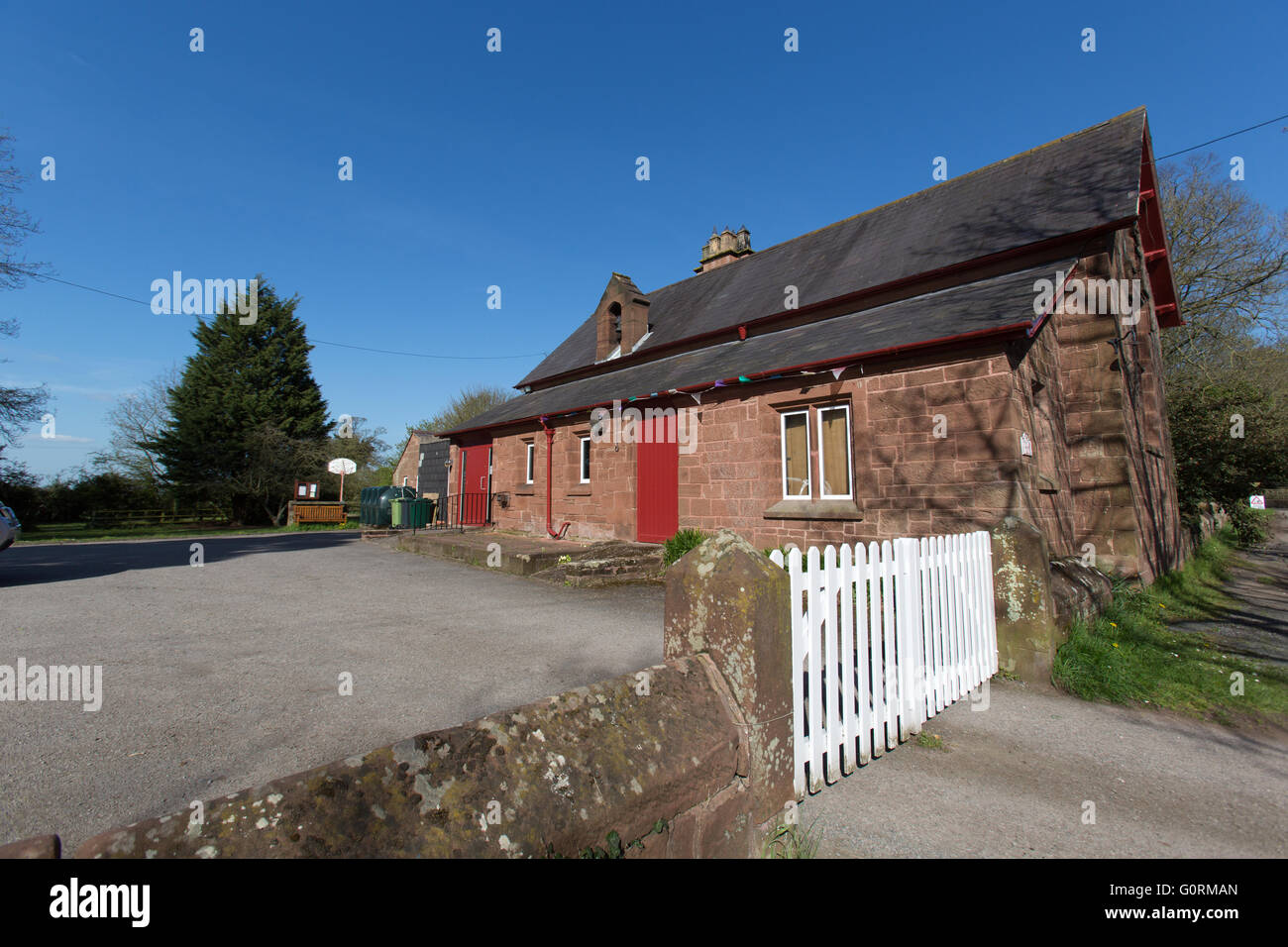 Village de Churton, Cheshire, Angleterre. Vue pittoresque de Churton's Village Hall. Banque D'Images